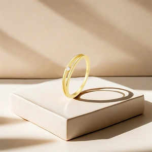Detailansicht der S925-Punze auf einem zweischichtigen vergoldeten Ring mit Zirkonia