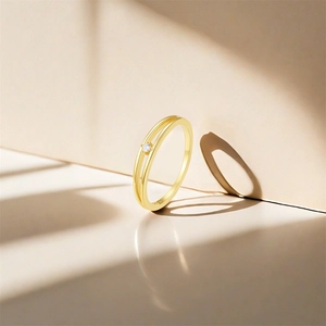 Detailansicht eines S925 Silberrings mit doppelter Schiene und eingraviertem Stempel