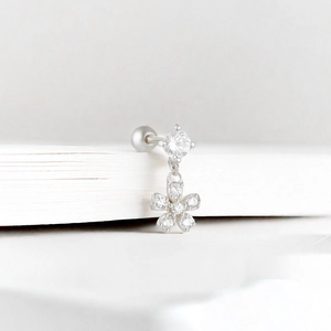 Détail de la boucle d'oreille en argent s925 avec pierre de lune et pendentif fleur en zircone