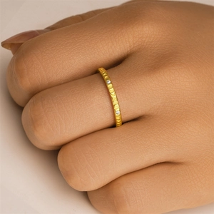 Nahaufnahme des goldenen Mondphasen-Rings mit Doppelsteinbesatz und Gravurdetails