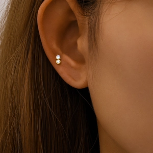 Détail de la boucle d'oreille en argent s925 avec pierre de lune et zircon sur l'oreille