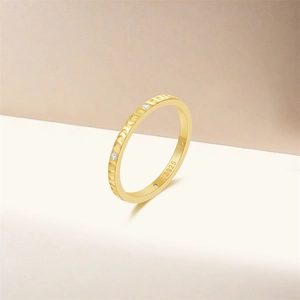 Nahaufnahme des S925 Silberrings mit Goldfinish, Mondgravur und drei klaren Zirkonias