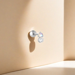 Vue macro d'un piercing d'oreille en argent s925 avec pierre de lune et zircon