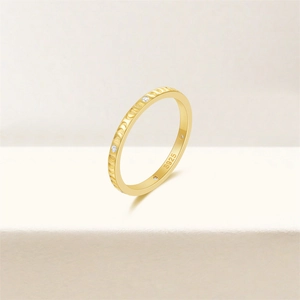 Makro-Detail von S925 Sterling Silber Ring mit Mondphasen und Edelstein-Pavé