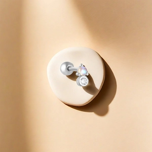 Vue macro de la boucle d'oreille en argent S925 avec pierre de lune et zircon cubique