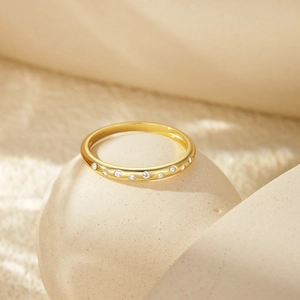Detailansicht eines eleganten doppelstöckigen Goldrings mit runden Steinen auf Steinen