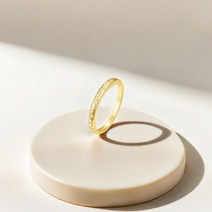 Detailansicht des S925 Sterlingsilberrings mit Goldplattierung und funkelndem Zirkonia