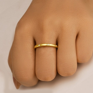 Details des matten Goldrings mit kleinen Diamanten am Finger des Models