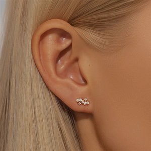 Détail d'un clou d'oreille en argent s925 doré avec oxydes de zirconium sur le lobe