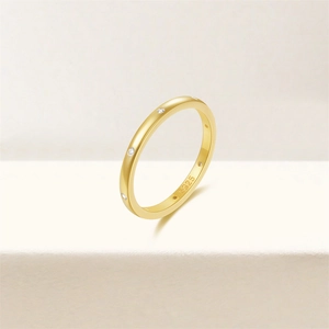 Makroaufnahme von S925 Sterlingsilber Ring mit Goldbeschichtung und kleinen Diamanten