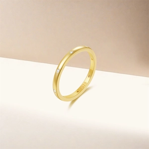 Makroaufnahme der S925-Silberpunze auf dem goldenen minimalistischen Pavé-Diamantring