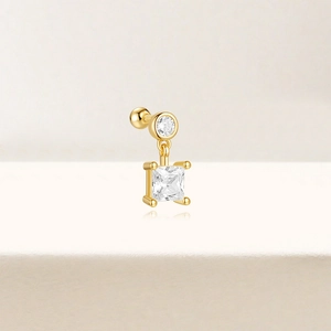 Détail d'une boucle d'oreille en or avec zircon carré et fermoir à vis sphérique