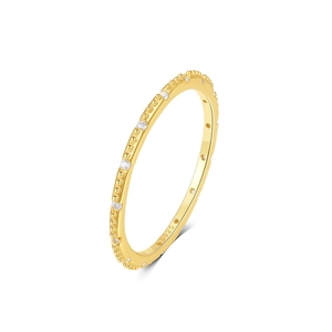 Detailansicht des goldenen S925 Silberrings mit eleganten weißen Diamanten besetzt