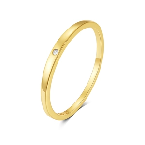 Nahaufnahme der S925-Silberpunze auf vergoldetem Ring mit kleinem Diamant-Detail