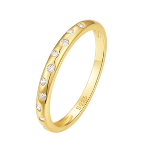 Nahaufnahme von vergoldetem S925 Sterlingsilber Ring mit funkelndem Zirkonia-Pavé