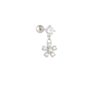 Détail d'un clou d'oreille fleur en argent S925 avec zircone et fermoir à vis rond
