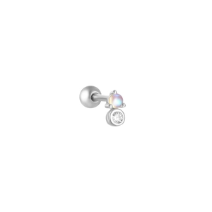 Détail macro du clou d'oreille en argent S925 avec pierre de lune et zircon brillant