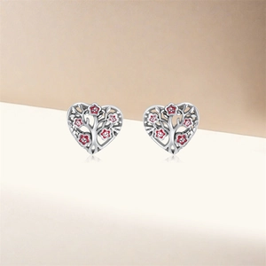 Détail des boucles d'oreilles cœur en argent S925 avec arbre de vie et émail rouge
