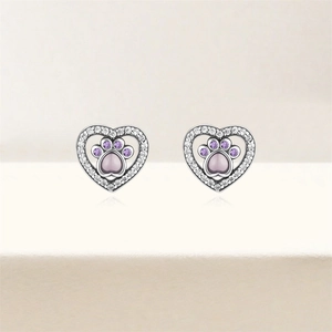 Détail de boucles d'oreilles cœur en argent S925 serties de pierres violettes en patte