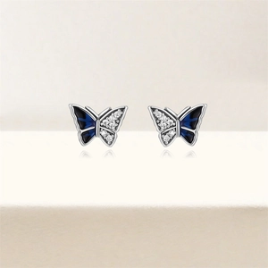 Détail de boucles d'oreilles papillon en argent S925 avec émail bleu et zircons