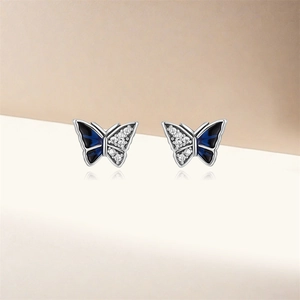 Vue détaillée de boucles d'oreilles papillon en argent S925 avec émail et oxydes de zirconium