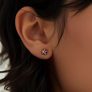 Gros plan de boucles d'oreilles en forme d'étoile avec dégradé et gravure You Did It