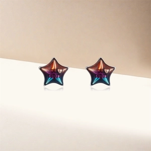 Détail de boucles d'oreilles en étoile avec dégradé et texte YOU DID IT