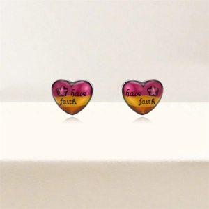 Détail des boucles d'oreilles cœur en argent s925 avec texte have faith et étoile