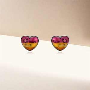 Détail de boucles d'oreilles cœur en argent s925 avec message have faith et étoile