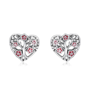 Détail de boucles d'oreilles cœur en argent avec fleurs en émail rouge et arbre de vie