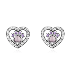 Détail de boucles d'oreilles cœur en argent S925 avec empreinte de patte violette et zircon