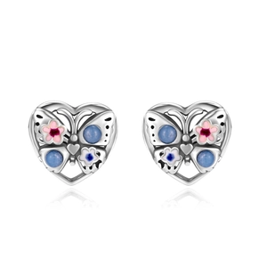 Détail de boucles d'oreilles cœur en argent S925 avec papillon et fleurs en émail coloré