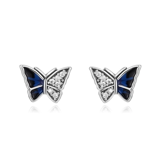 Détail de boucles d'oreilles papillon en argent avec émail bleu et zircons brillants