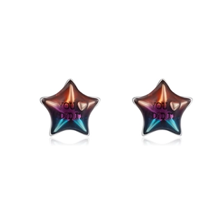 Détail de boucles d'oreilles étoiles avec émail dégradé coloré et texte inspirant