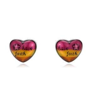 Détail de boucles d'oreilles cœur en argent S925 avec dégradé tricolore et texte have faith