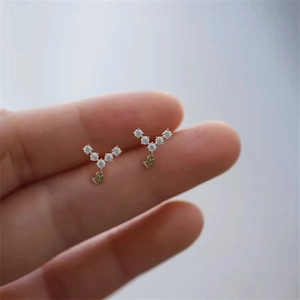 Makroaufnahme von s925 Silber Sternen-Ohrringen mit funkelnden Zirkonia in der Hand