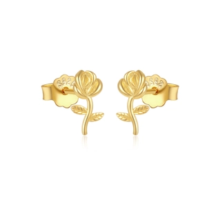 Detailansicht goldene Rosen-Ohrstecker mit S925-Stempel und feinen Blattstrukturen