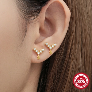 Minimalistische S925 Silber V-Ohrstecker mit Zirkoniasteinen und kleinen Sternanhängern