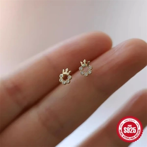 Minimalistische S925 Sterling Silber Kronenohrstecker mit funkelnden Zirkonia-Akzenten