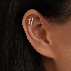 Détail d'un ear cuff en argent S925 avec trois cônes pendants et zircons incrustés