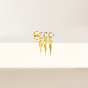 Vue détaillée du clou en argent s925 doré avec trois pierres et pendentifs à pointe