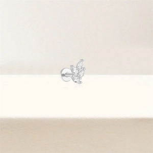Vue détaillée du piercing labret en argent S925 avec zircons en grappe de marquise