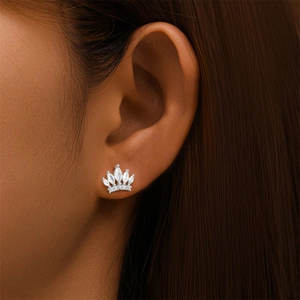 Détail du piercing d'oreille couronne en argent S925 avec zircons scintillants sur le cartilage