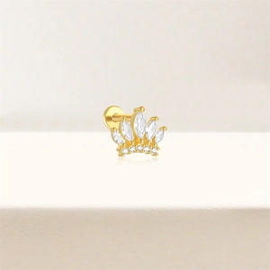 Vue détaillée d'un piercing labret couronne plaqué or serti de zircons blancs marquise