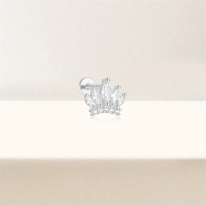 Détail de piercing cartilage couronne en argent s925 avec zircons de taille marquise
