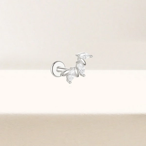 Vue macro d'un piercing en argent S925 avec cristaux marquise en forme de feuille élégante