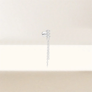 Détail de labret en argent S925 avec zircons verticaux et pampille à chaîne pendante