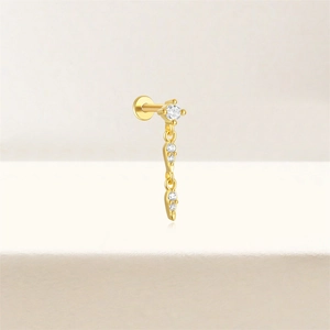 Détail du piercing labret en argent S925 doré avec zircons et pendentif gouttelette