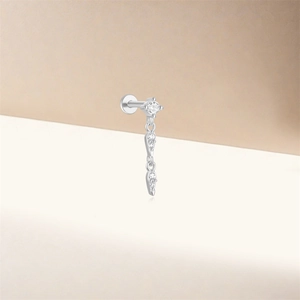 Vue macro d'un piercing labret en argent avec pendentif goutte en zircone cubique