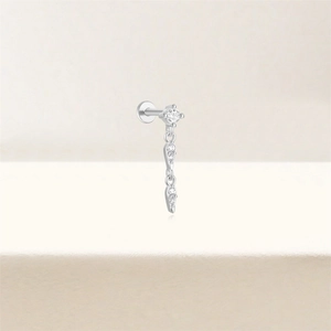 Détail d'un piercing hélix en argent S925 avec pendentifs gouttes et zircons pavés